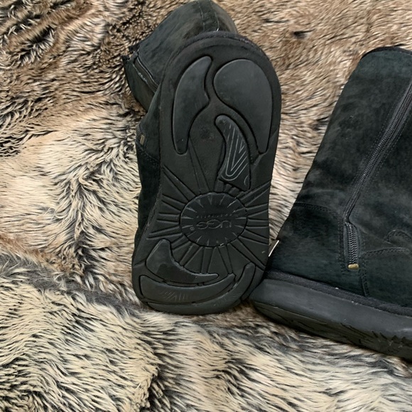 UGG AUSTRALIA SUMNER BOOT
Women – Black
size 8 - Picture 7 of 10